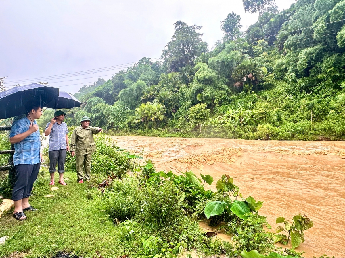 Gần 1.000 người dân xã miền núi Nghệ An bị cô lập